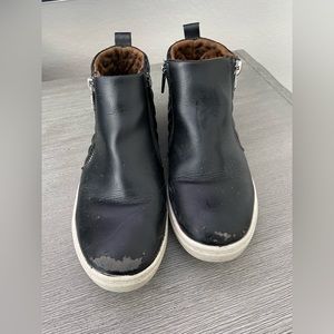 USED/ kids shoes size 3